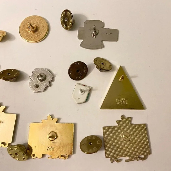 Vintage Lot of 11 Assorted Pins CNE Winner Peg Cup Winnipeg Manitoba Canada Pins - Picture 9 of 11